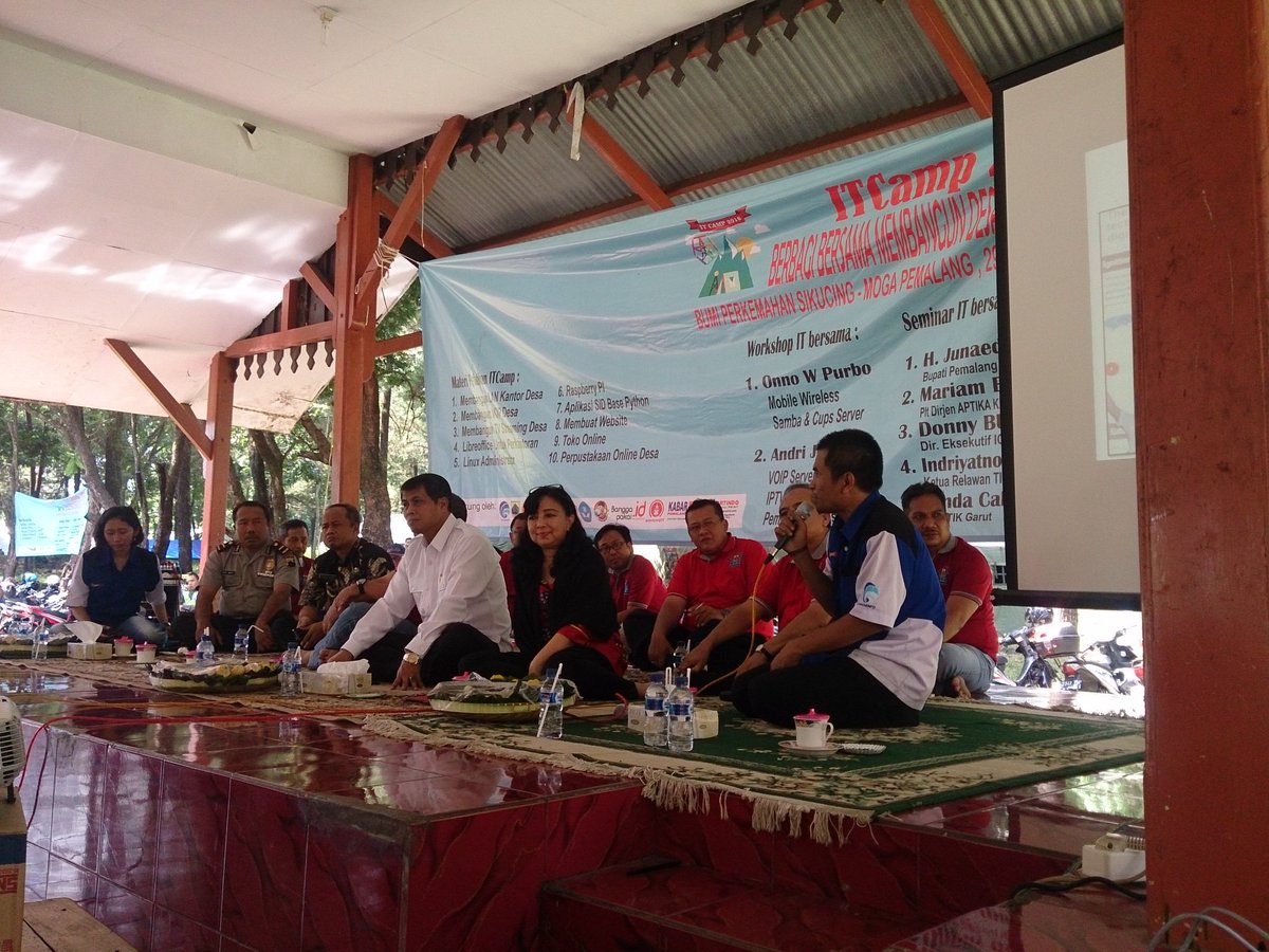 RelawanTIK's tweet photo. Kang @AndriJohandri paparkan kegiatan @RTIKPemalang dan @puspindes kpd @pakjunaedi di @itcamp2016 https://t.co/H3FeqtWzJL