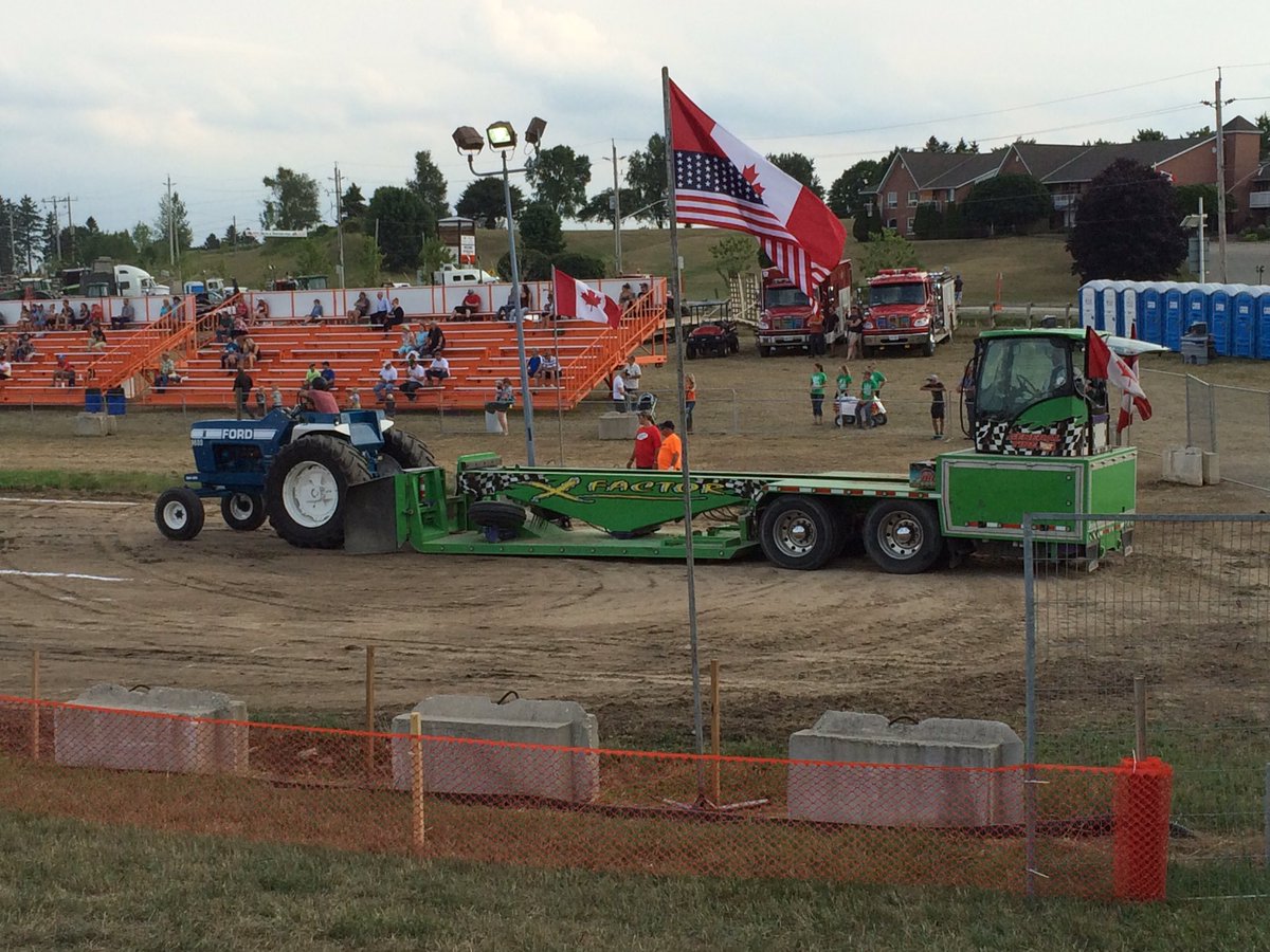 drewdebruyn's tweet photo. Farm Stock pulls this evening @EmbroPull #fullpull16 https://t.co/lVBJrPPCzy
