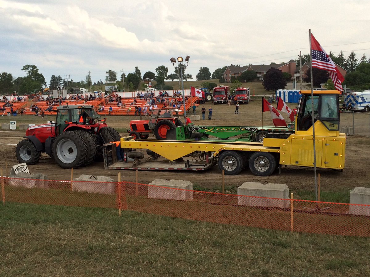 drewdebruyn's tweet photo. Farm Stock pulls this evening @EmbroPull #fullpull16 https://t.co/lVBJrPPCzy