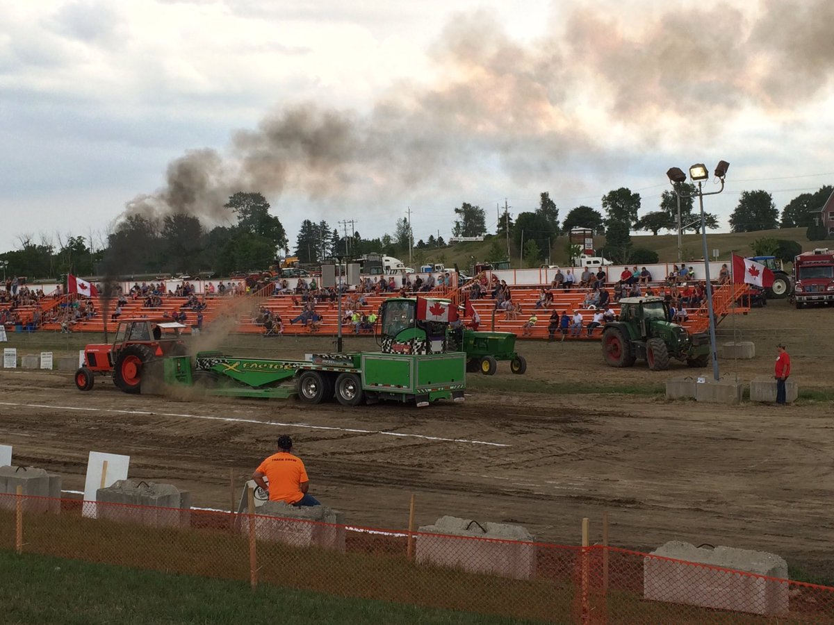 drewdebruyn's tweet photo. Farm Stock pulls this evening @EmbroPull #fullpull16 https://t.co/lVBJrPPCzy