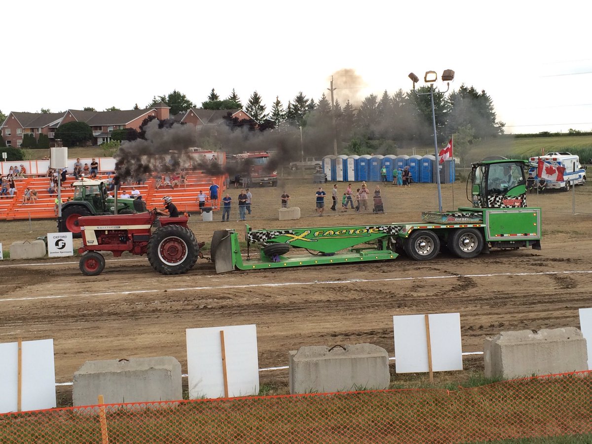 drewdebruyn's tweet photo. Farm Stock pulls this evening @EmbroPull #fullpull16 https://t.co/lVBJrPPCzy