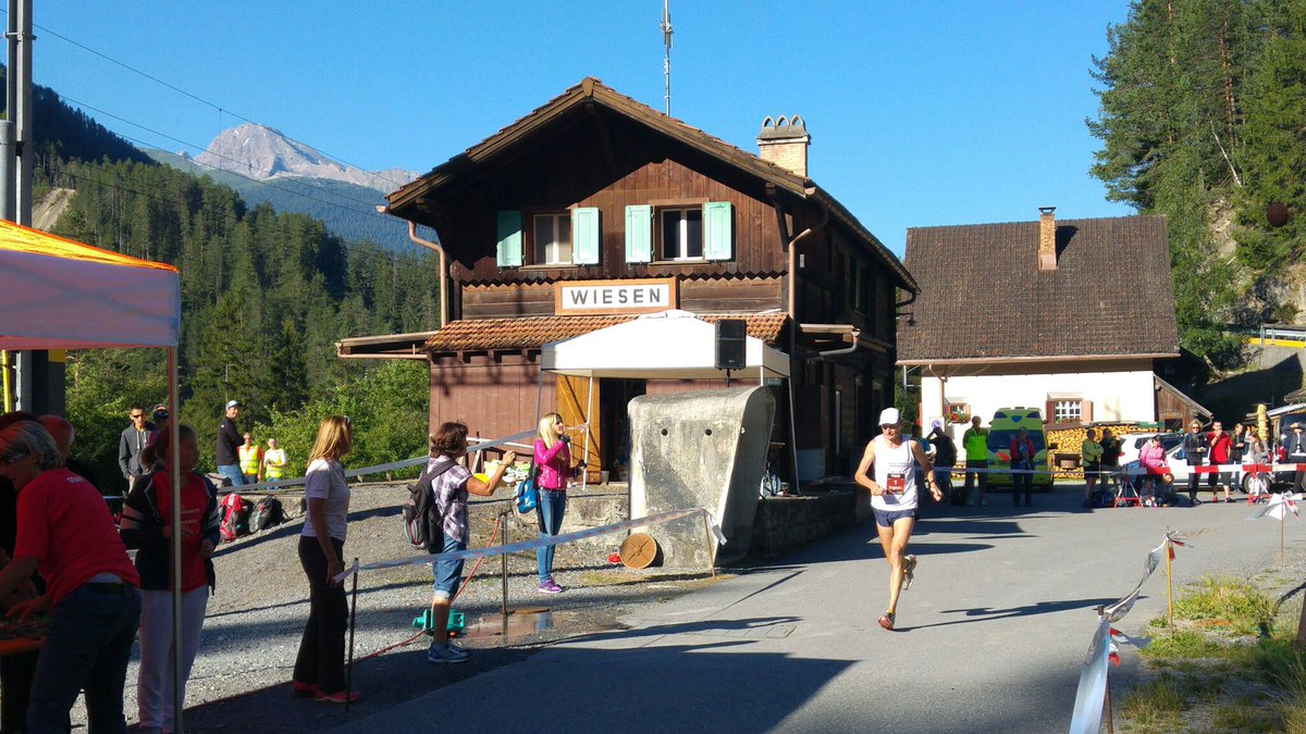 DavosKlosters's tweet image. Die Spitze passiert Wiesen #swissalpine #marathon #davosklosters #davos #klosters
