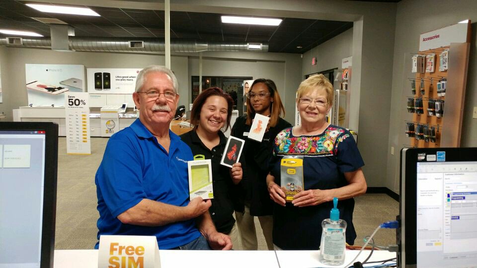 FullCountjj's tweet photo. They did #switchlikepaul ! #buy1get1free iPhone @SprintMarrero @MikeLundberg01 @SprintSCentral @krisspragg https://t.co/RBfJDpN8mA