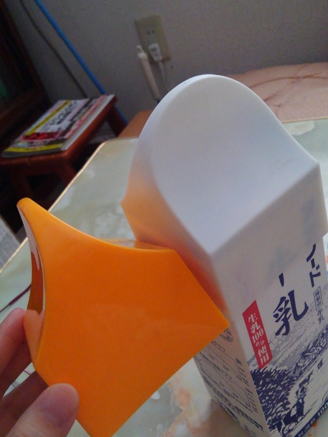 糸井 重里 ところで こういう 牛乳パックのフタ的なもの って 買えないもんかな どこかで売ってるの見た人いませんか 写真のは ヨーグルつくりマシンの付属品 T Co Gobjkivdga Twitter