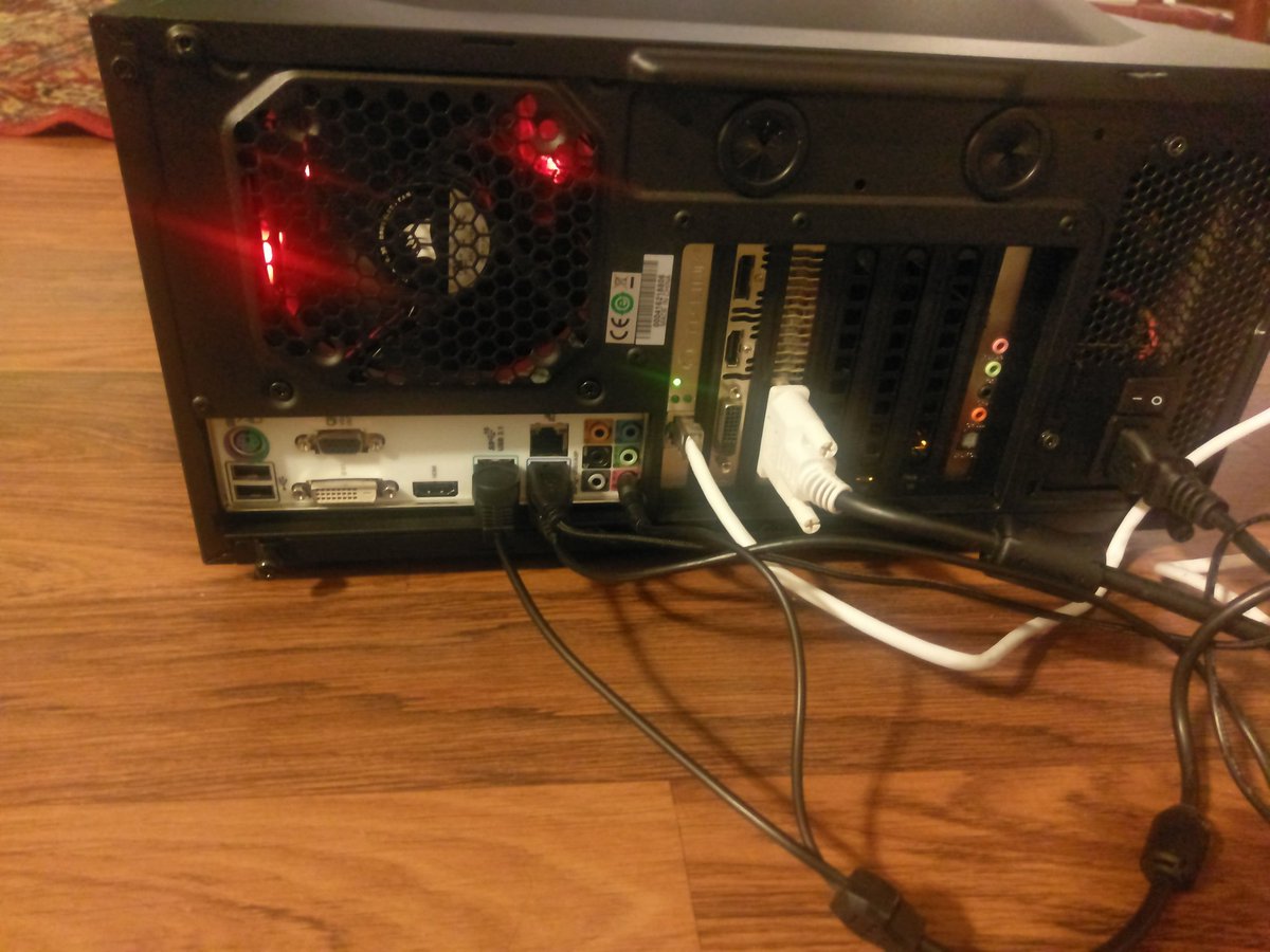 Mrsnoopyz's tweet photo. My new PC set up https://t.co/9XEI1JI9Ya