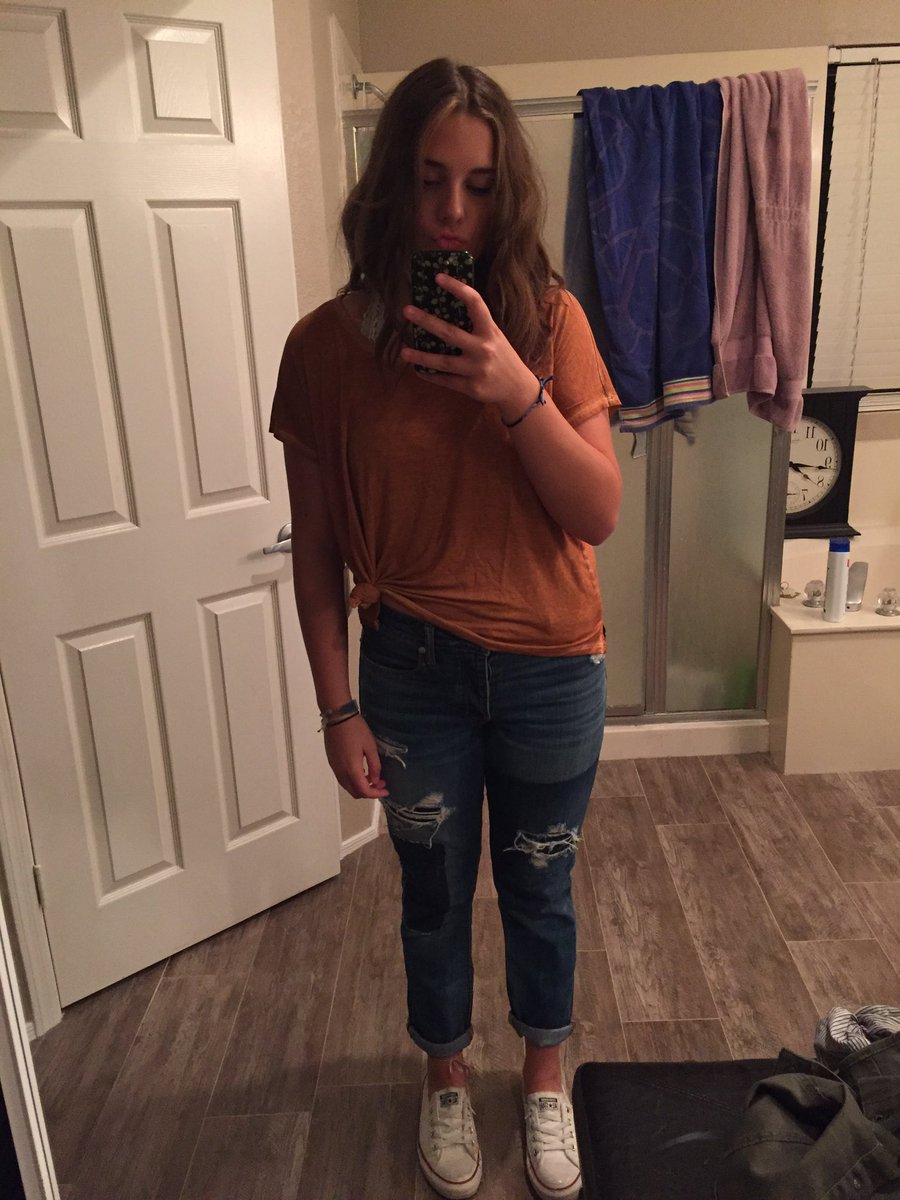 bathbombfranta's tweet photo. first day of skl outfit??? https://t.co/wVVqCfeWXg