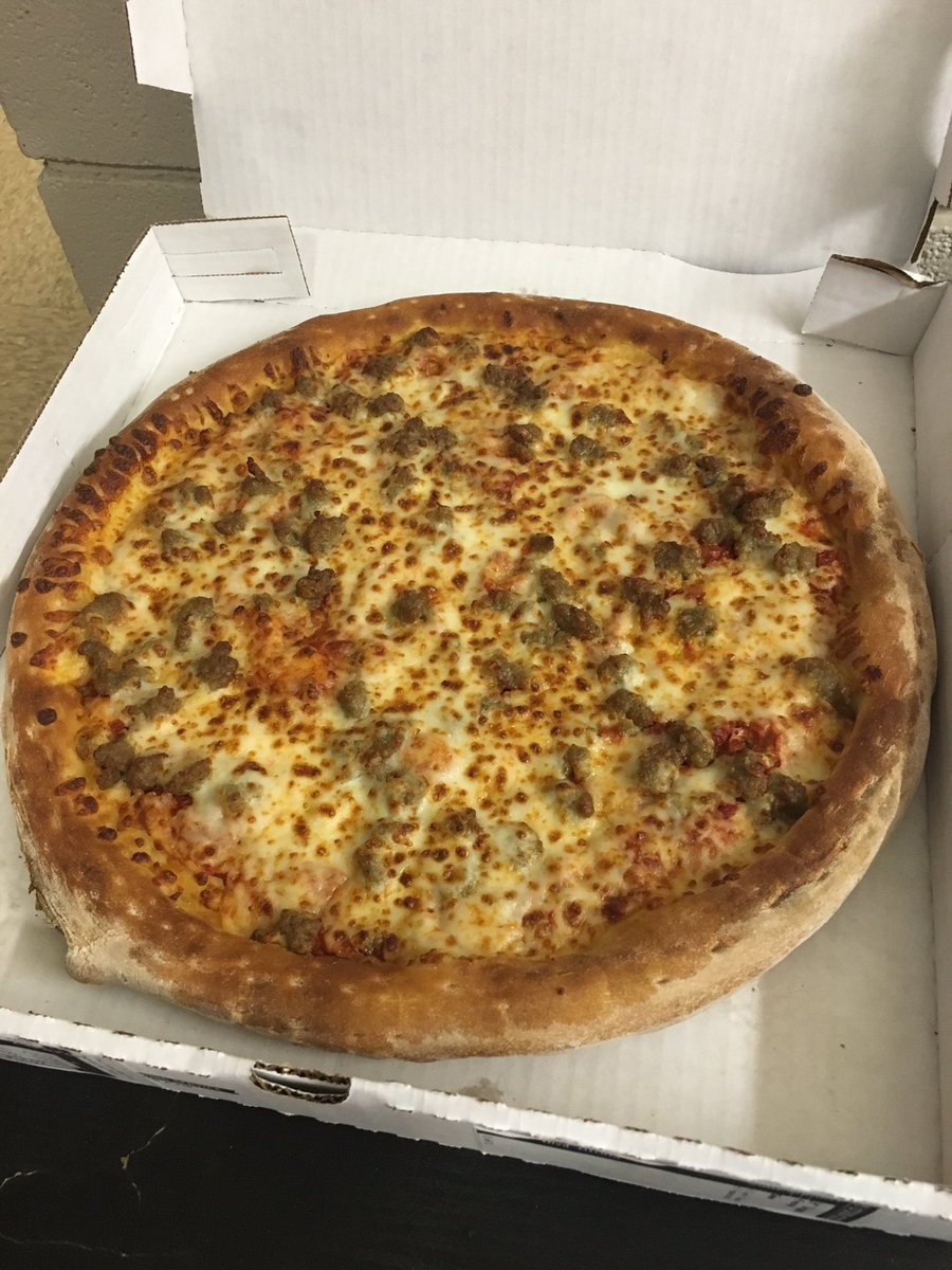 TravisWestTown's tweet photo. Thanks for not cutting my pizza #papajohns https://t.co/gEQQGdlSxz