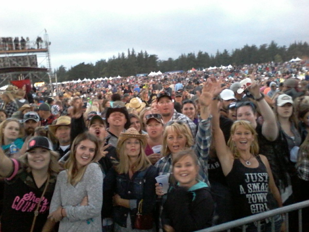 capeblancomusic's tweet photo. #JasonAldean 
#pumped up fans! https://t.co/NEJiGoBPbW