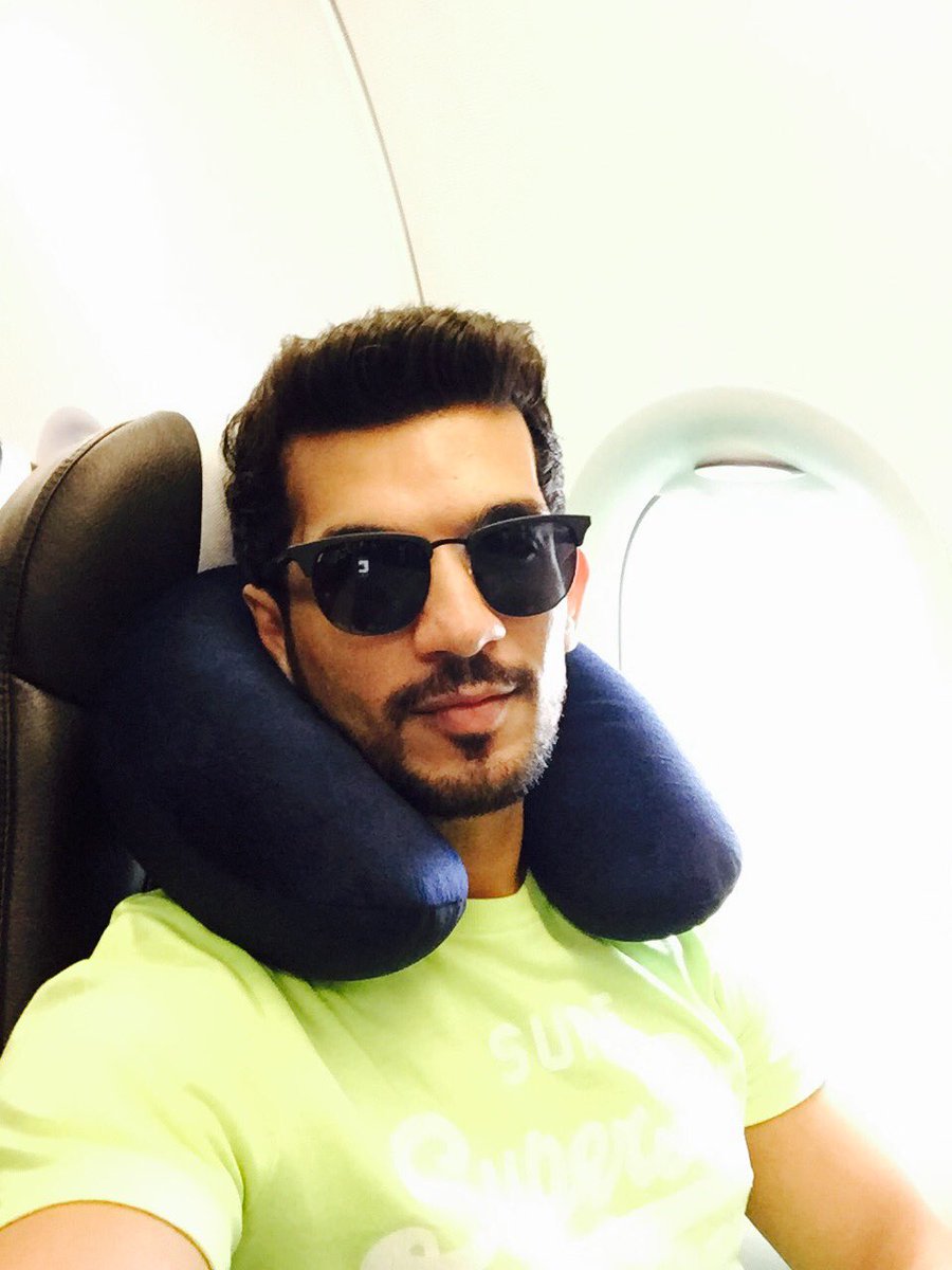 Thearjunbijlani's tweet photo. Flight mode #Lucknow #JhalakDikhhlaJaa9 ✈️.tonight some tunde kababs. https://t.co/LgUjX1O4Wx