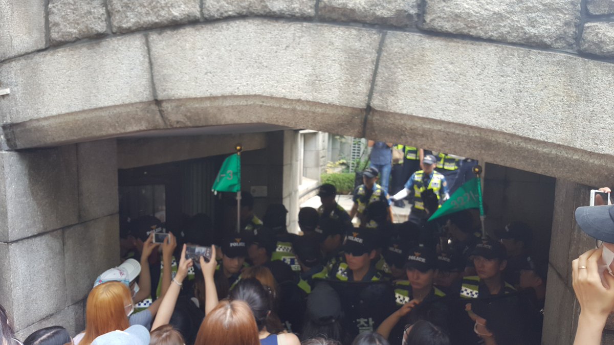 saveourewha's tweet photo. #이대미래라이프반대 #이화여대 #과잉진압 #폭력진압 

조금 전까지 본관 건물에 학생들이 들어가지 못하도록 경찰들이 입구를 막고 있는 모습입니다. https://t.co/oOVBB0DDCg