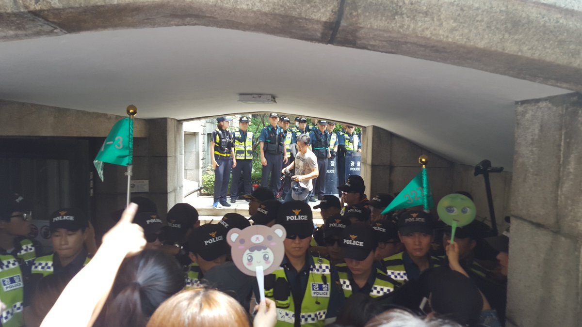 saveourewha's tweet photo. #이대미래라이프반대 #이화여대 #과잉진압 #폭력진압 

조금 전까지 본관 건물에 학생들이 들어가지 못하도록 경찰들이 입구를 막고 있는 모습입니다. https://t.co/oOVBB0DDCg