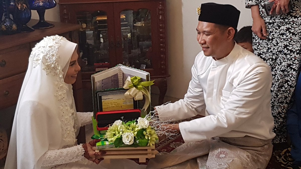 sultanmuzaffar's tweet photo. Aaaaahhhhh selesai satu majlis. #MH307 https://t.co/k1Ldvwe0Vf