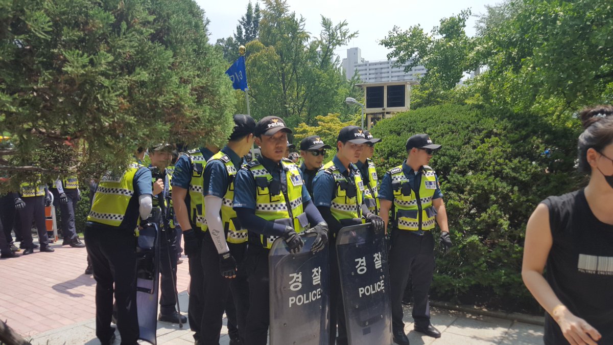 saveourewha's tweet photo. #이대미래라이프반대 #이화여대 #과잉진압 #폭력진압 

본관으로 들어갈 수 있는 입구는 모두 다 막았습니다. 안에 있는 학생들은 억지로 끌려나와야 했습니다. 학생이 학교에 있는 것이 대체 무슨 잘못인가요. https://t.co/8oKpoRohC4
