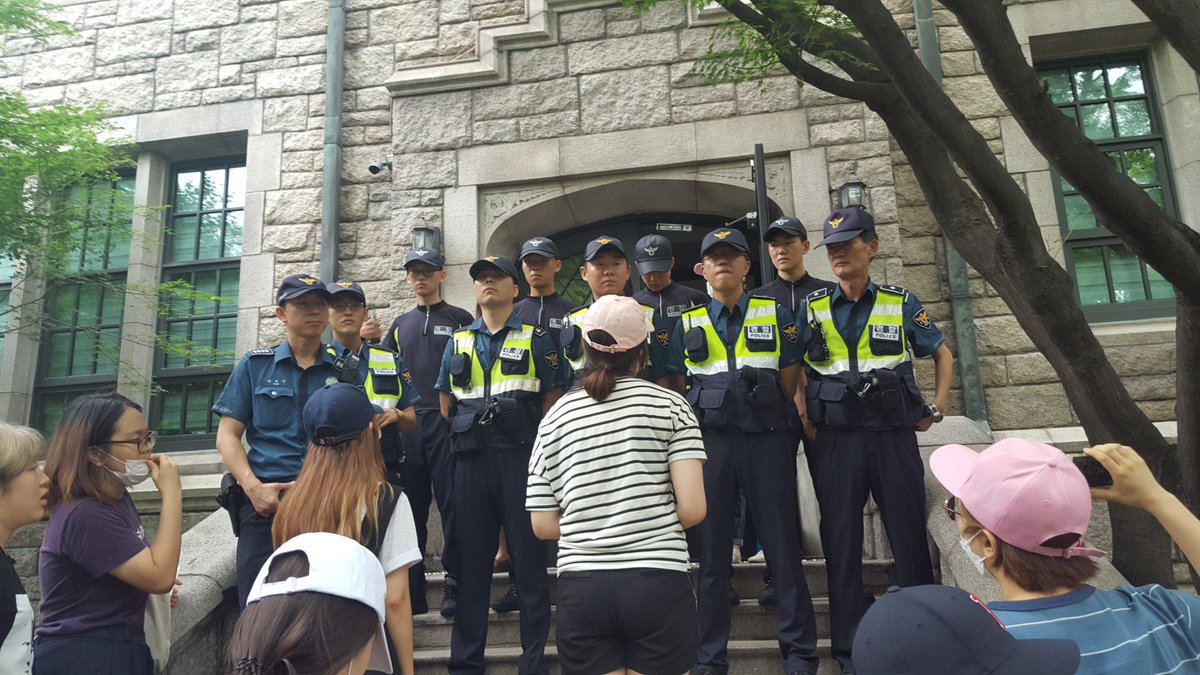 saveourewha's tweet photo. #이대미래라이프반대 #이화여대 #과잉진압 #폭력진압 

본관으로 들어갈 수 있는 입구는 모두 다 막았습니다. 안에 있는 학생들은 억지로 끌려나와야 했습니다. 학생이 학교에 있는 것이 대체 무슨 잘못인가요. https://t.co/8oKpoRohC4