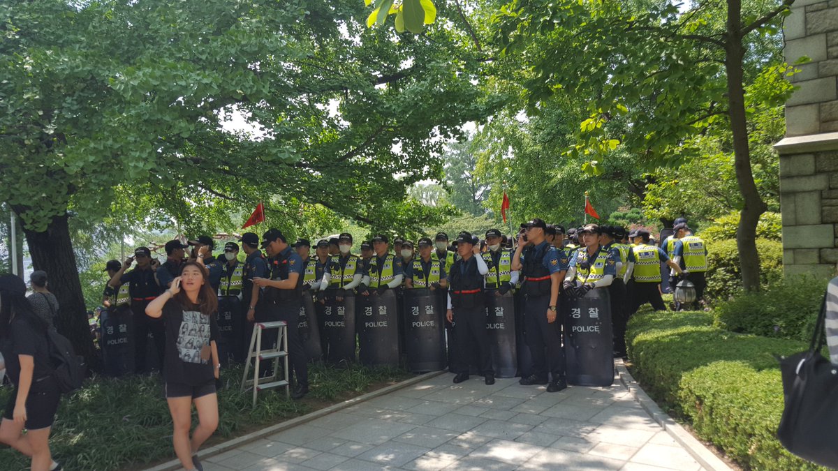 saveourewha's tweet photo. #이대미래라이프반대 #이화여대 #과잉진압 #폭력진압 

본관으로 들어갈 수 있는 입구는 모두 다 막았습니다. 안에 있는 학생들은 억지로 끌려나와야 했습니다. 학생이 학교에 있는 것이 대체 무슨 잘못인가요. https://t.co/8oKpoRohC4