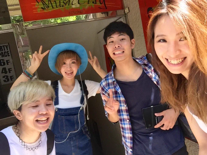 とんでもない晴天ですね〜っ♡

朝リハっちょしてきました。

今夜はライブだよー♪

この4人では
なんと二年ぶり!*+

あ
今夜よる予定あいちゃってる!!!

そんなあなた! 
ぜひあそびにきてね★

#今夜はライブ #中目黒 