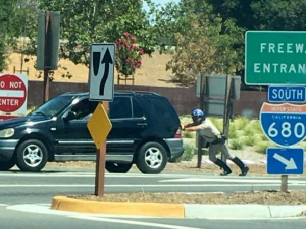 CHP helping push a car in 108 degree weather off I680.. bet you wont see that on the news/social media!! #bravozulu