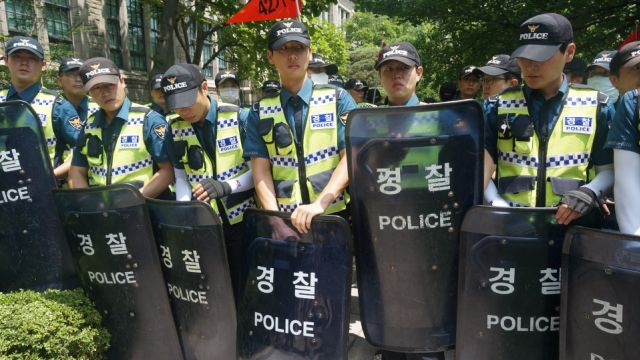 danhohada's tweet photo. 학생들의 학내 시위는 합법입니다 학생들의 평화로웠고 평화로운 분위기를 깬건 공권력 투입입니다 학생들에 대한 폭력은 그만두세요 #이화여대_폭력진압 #이화여대폭력진압 https://t.co/i8idd7WND8