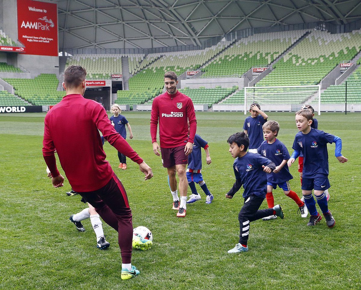 Atleti's tweet photo. 52 niños australianos disfrutaron con @Simeone y los suyos en el clinic de #LaLigaWorld https://t.co/trwcT97HwN https://t.co/ag9hyz28mm