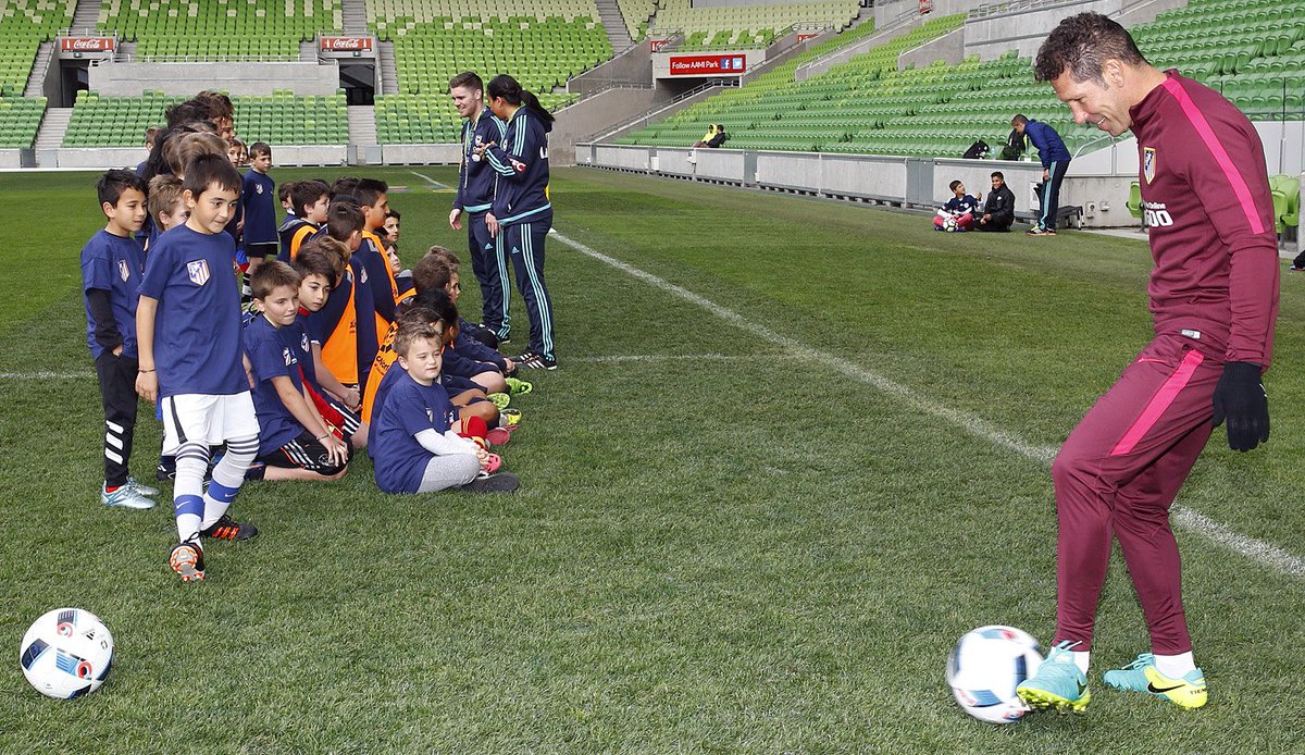 Atleti's tweet photo. 52 niños australianos disfrutaron con @Simeone y los suyos en el clinic de #LaLigaWorld https://t.co/trwcT97HwN https://t.co/ag9hyz28mm