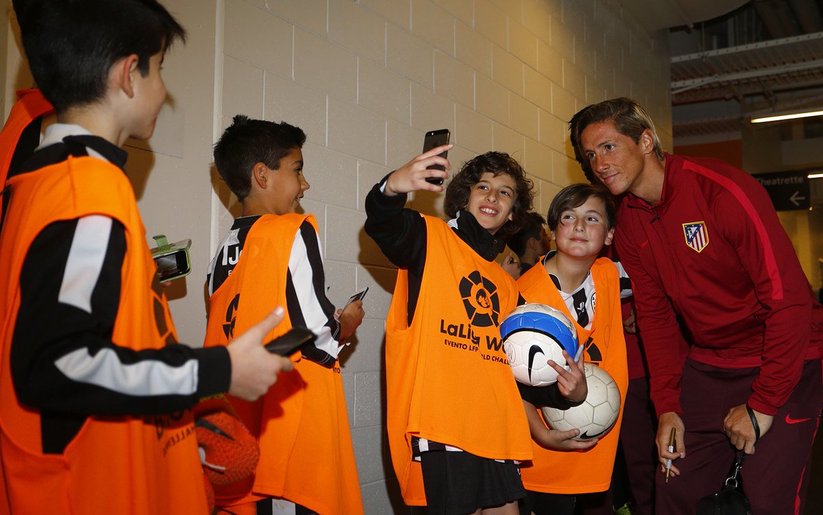 Atleti's tweet photo. 52 niños australianos disfrutaron con @Simeone y los suyos en el clinic de #LaLigaWorld https://t.co/trwcT97HwN https://t.co/ag9hyz28mm