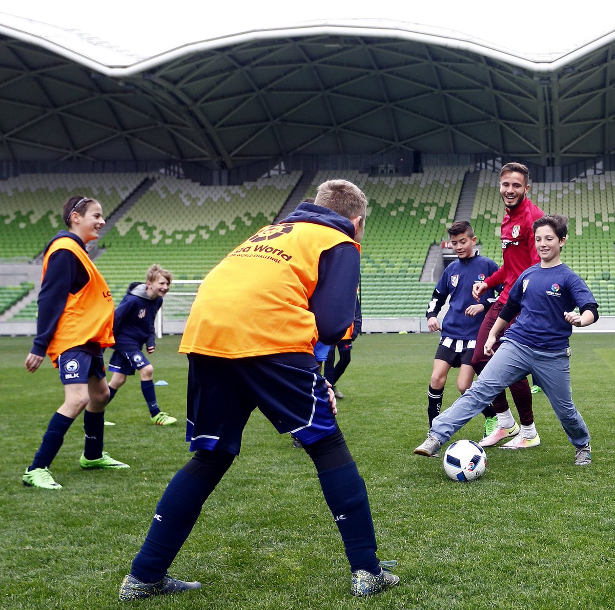 Atleti's tweet photo. 52 niños australianos disfrutaron con @Simeone y los suyos en el clinic de #LaLigaWorld https://t.co/trwcT97HwN https://t.co/ag9hyz28mm