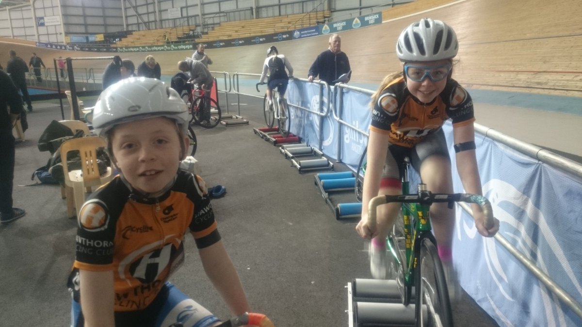 gggomez17's tweet photo. @HawthornCC juniors warming up for Winter Track https://t.co/TLUclDSQNI