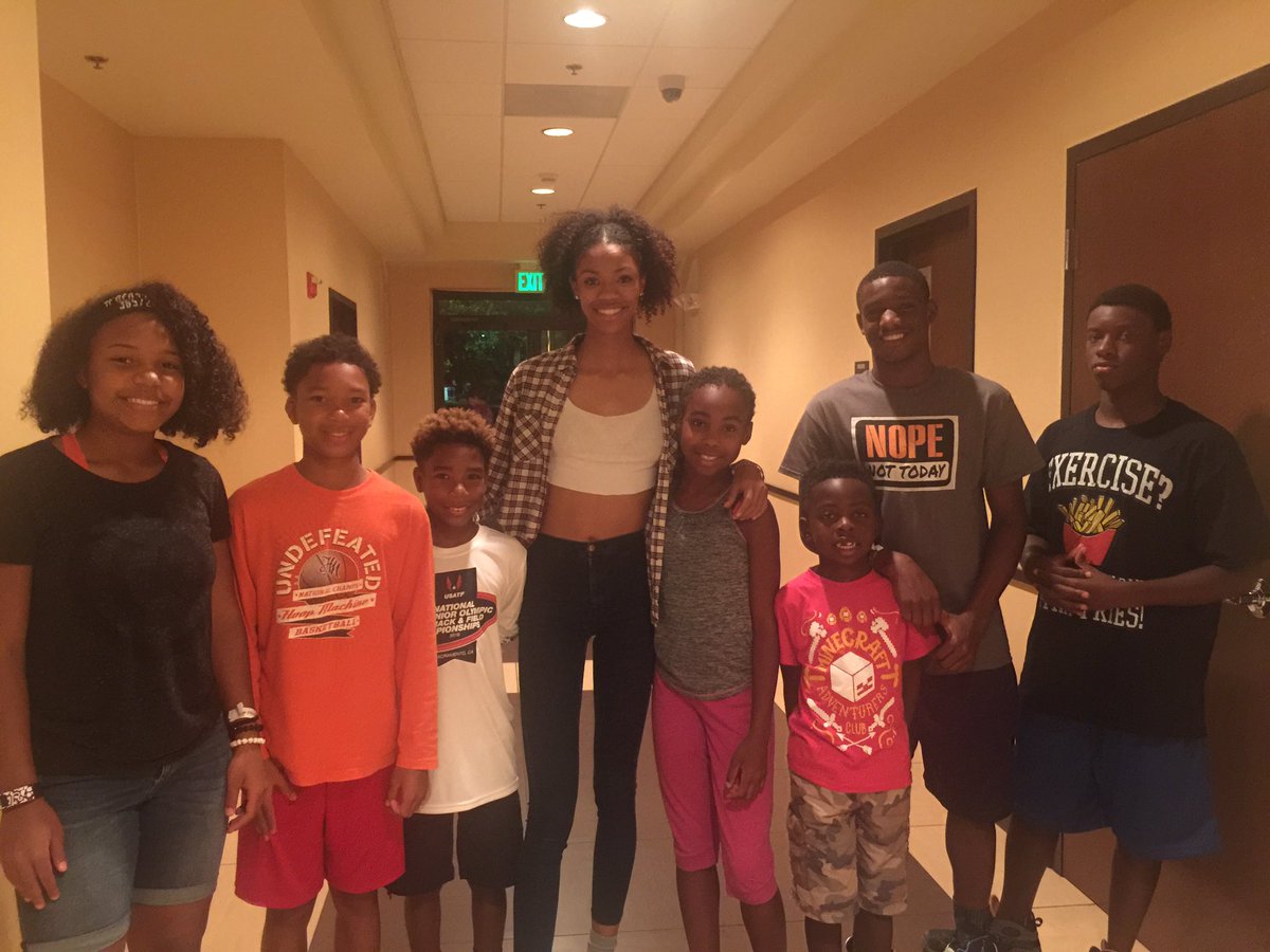 tomikagray's tweet photo. The power of &amp;! Ran into this 2016 Olympian, @vashtizzle_ Thank you for taking the time to take a picture. https://t.co/Fizcgcw5L5