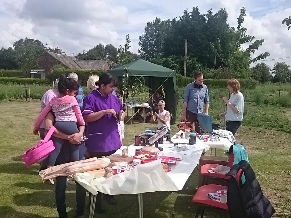 NewLifeOldWest's tweet photo. Young and old enjoying Apple Day at Sandgate Meadow Orchard #Welney #OuseFest2016 https://t.co/O0dvHTJ8uh