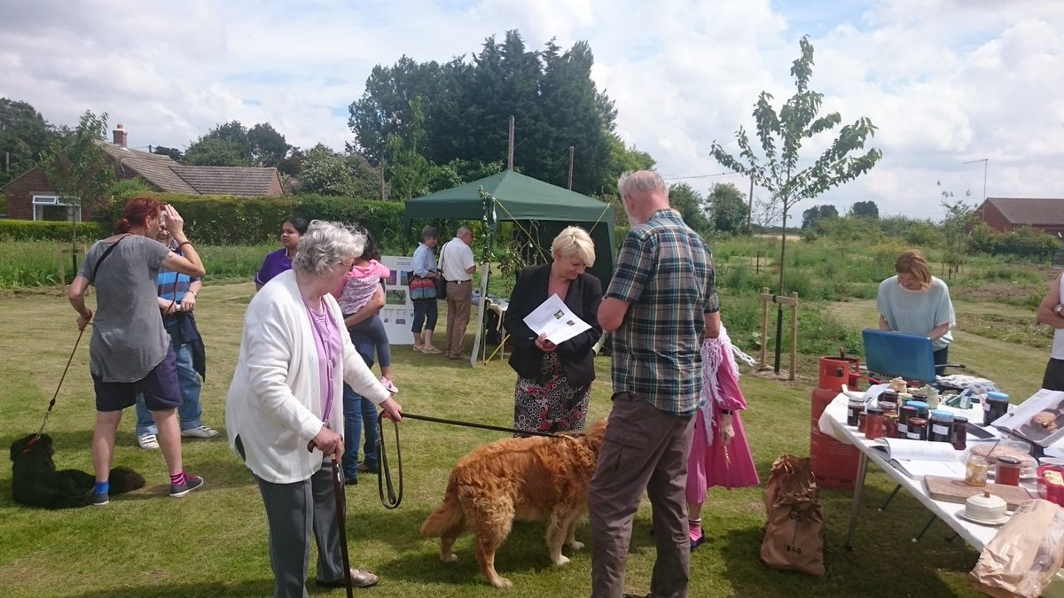 NewLifeOldWest's tweet photo. Young and old enjoying Apple Day at Sandgate Meadow Orchard #Welney #OuseFest2016 https://t.co/O0dvHTJ8uh