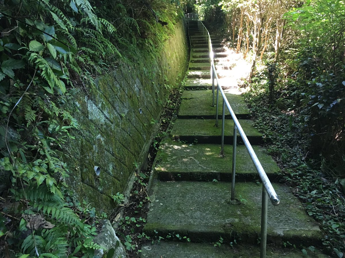 陳じも ラブライブ サンシャイン アニメ第4話聖地巡礼の旅その7 淡島神社 看板と階段がそれぞれ別の向きなんで 同じ構図で撮るのは 多分 出来ないかと思われます W