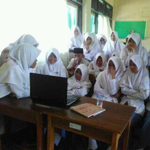 nolsatu_11's tweet photo. Muka-muka tegang nonton "The Conjuring 2" ya gini..😅😂 *edisijamkos by #12IPA2 https://t.co/0xiS8C7Z7a