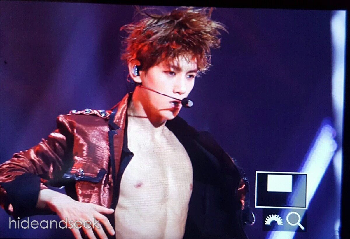 PUPPYnCUB's tweet photo. แบคฮยอนโชว์แล้ว ชานยอลว่ายังไงคะ?? 😂😂 cr.hideandseek #EXOrDIUMinSeoulDay5 https://t.co/9jTIHKzCuI