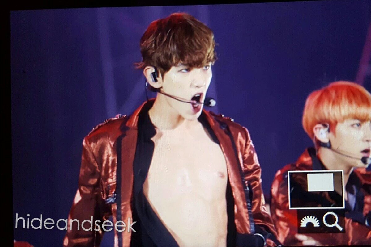 PUPPYnCUB's tweet photo. แบคฮยอนโชว์แล้ว ชานยอลว่ายังไงคะ?? 😂😂 cr.hideandseek #EXOrDIUMinSeoulDay5 https://t.co/9jTIHKzCuI