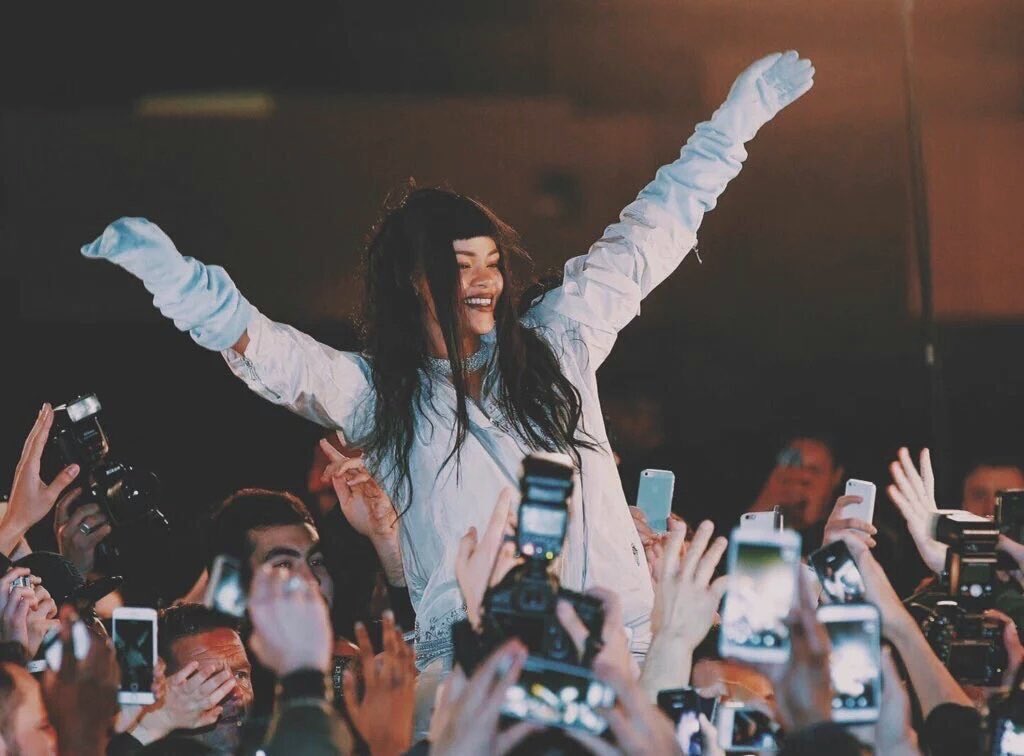 Brazil_Navy's tweet photo. O clipe de #GoodnightGotham mostra imagens do #R8Experience onde Rihanna ficou cara a cara com fãs em Paris, em 2014 https://t.co/ejVR63ljMk