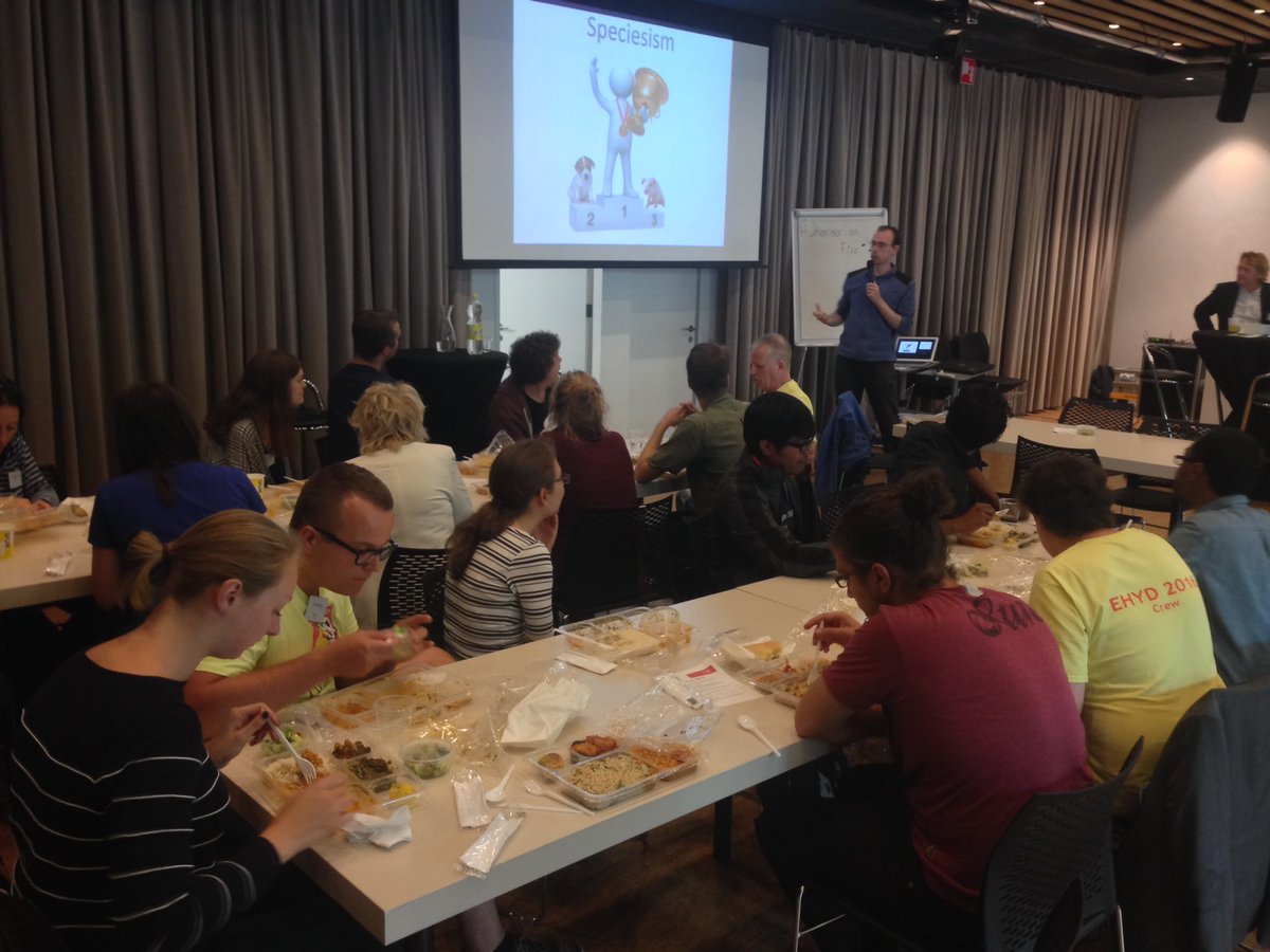 EHYD2016's tweet photo. .@StijnBruers doing his seasion about moral illusions while some of us eat a vegan lunch. https://t.co/5BzVfIKG1s