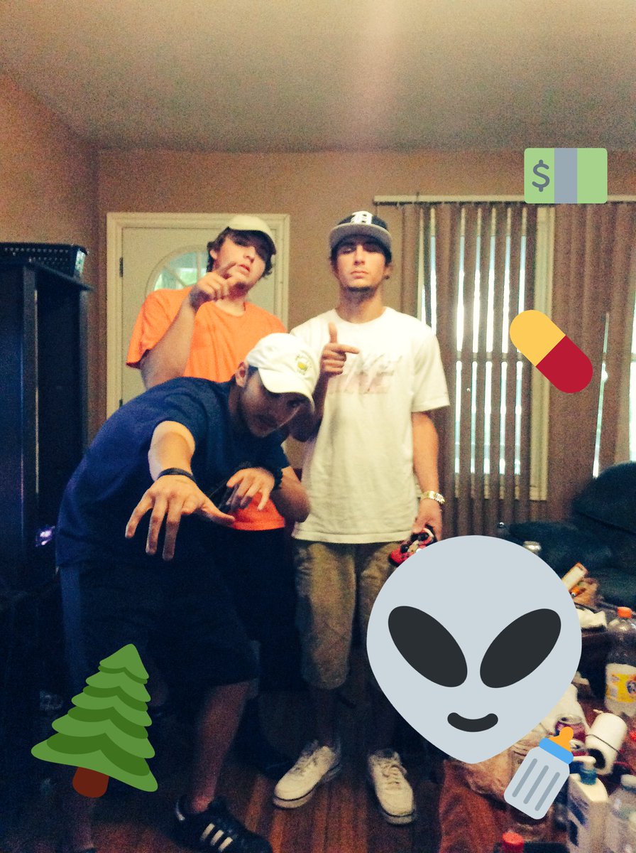 newportcigarett's tweet photo. KUSH ALIENS LRNT BOY$ #7AMGANG @Zack24Thomas @yoreid https://t.co/LRBuHhhFHa