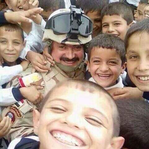 اطفال  القياره  يلتفون  حول  الأسد  عندما  تحررت  القياره  .... 
الف تحيه  لقواتنا  البطله  ....لقطه  رائعه للبطل..