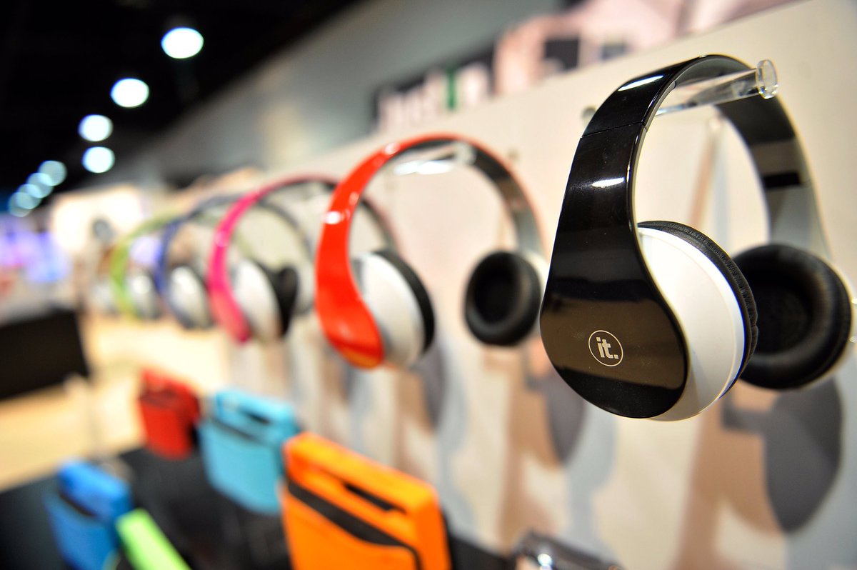 bitcoinsquare's tweet photo. "Bluetooth Has Finally Outsold Wired Headphones" https://t.co/v0H86Wc3HU #Hearables #Wearables #IoT https://t.co/DXmoKKMM2p