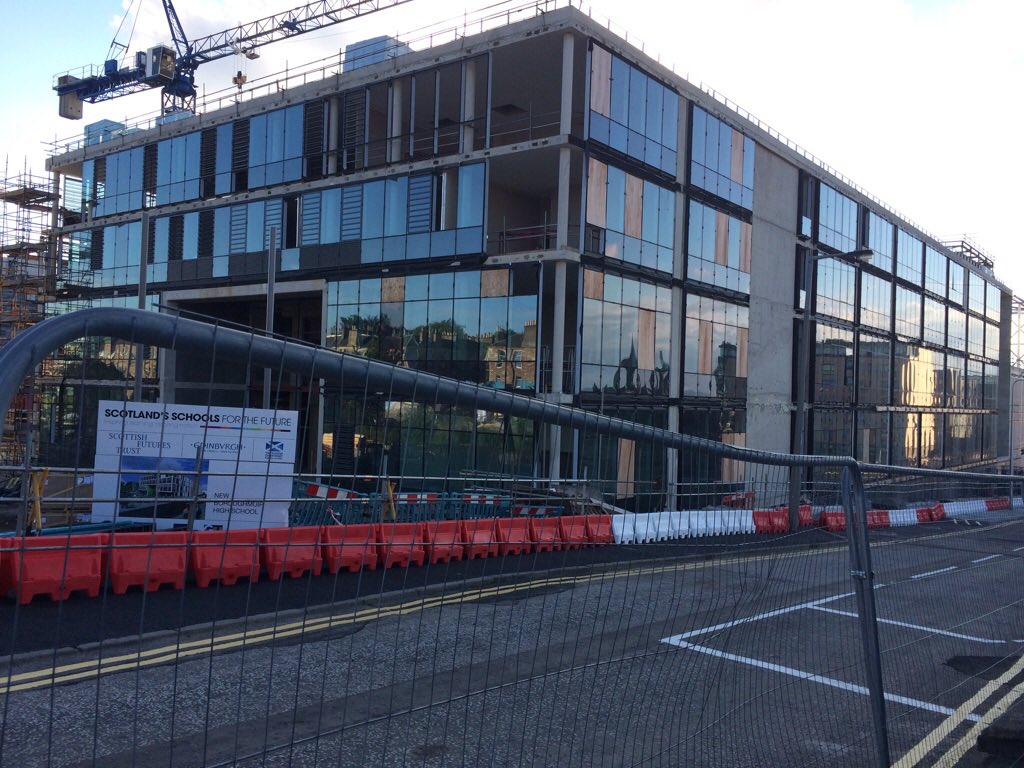 MerleRoss51's tweet photo. Interesting business tower styled high school being built near Edinburgh Castle. https://t.co/IPat3xeFwP