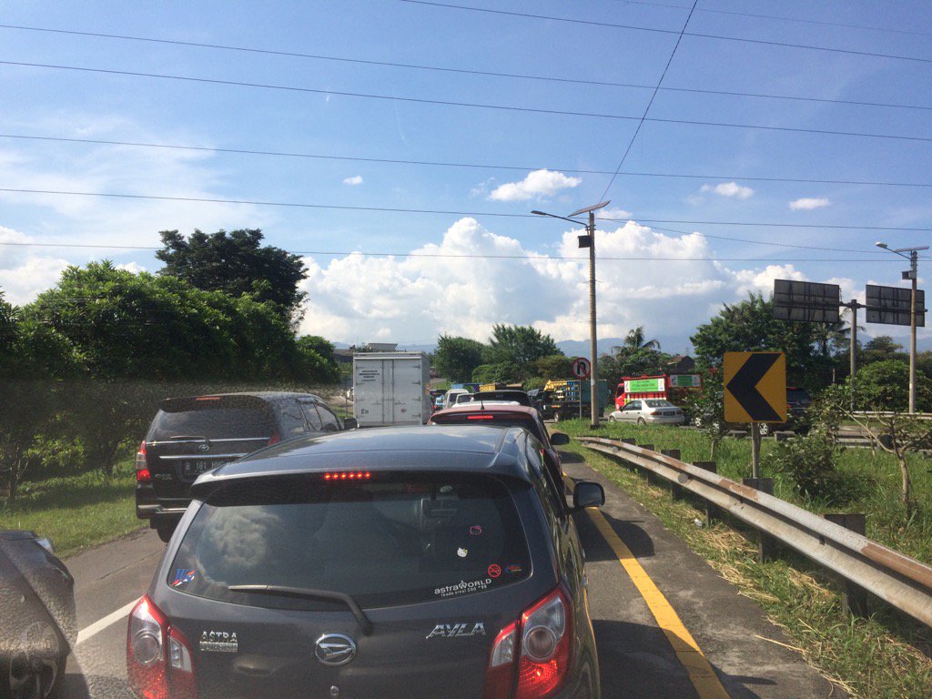 Keluar tol moh toha ngantri panjang ... 300716:jam 14;15...-www.sewabusbandung.com