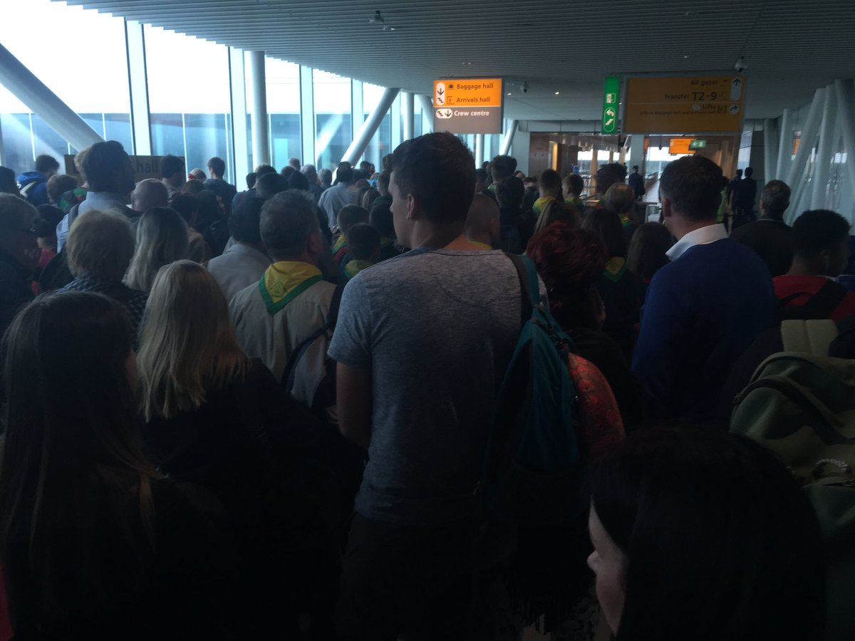 Aangekomen op #Schiphol vanuit Maleisie. Ook hier extra controle zo lijkt het, iedereen wordt tegengehouden.