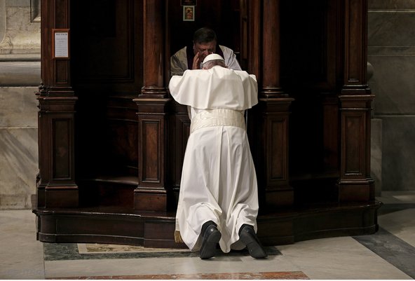 CathoFrance's tweet photo. Beauté du christianisme. Quand le plus grand se met à genoux pour recevoir le pardon de Dieu. https://t.co/XycZlc47Gx