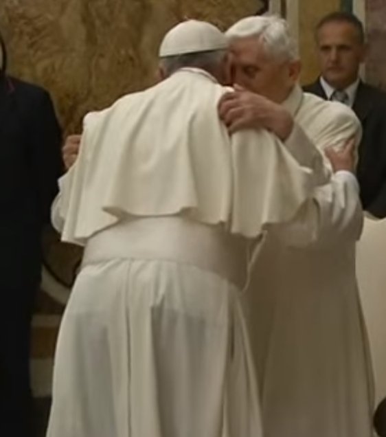 CathoFrance's tweet photo. Très belle image de fraternité sacerdotale papale. https://t.co/lro2MzVuCt