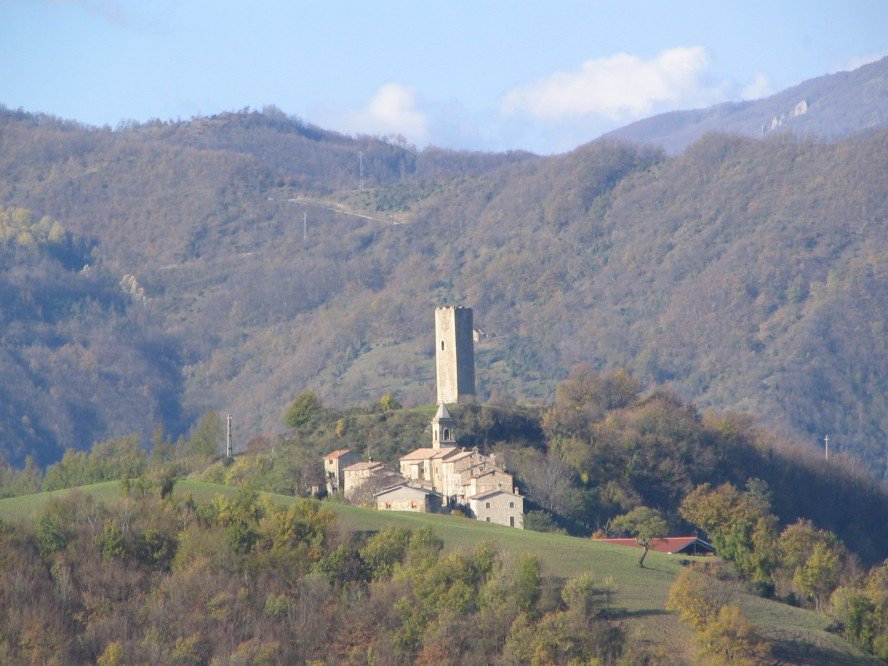 VisitRomagnaDTR's tweet photo. Dell’antico #castello che dominava sulla Valmarecchia resta la #torre di #Bascio che ora custodisce il borgo. https://t.co/TPvQDKcKEP