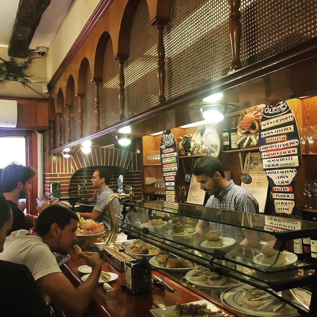 BasqueDest's tweet photo. Gastronomy Destination: San Sebastian. Pintxotour. Tradición y Vanguardia. #antxoas #txepe… https://t.co/EaGtHfJTAb https://t.co/UXbnttJKAX