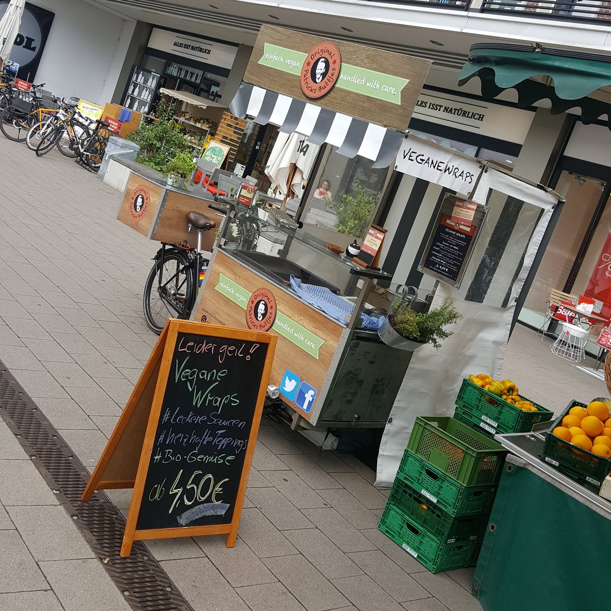 PatricksButtjes's tweet photo. Es ist Eppendorf-Zeit!Öko-Markt und Regionales am Marie-Jonas Platz #hamburg #vegan #veganfood #patricks_buttjes https://t.co/Pa8xr3ZKUf