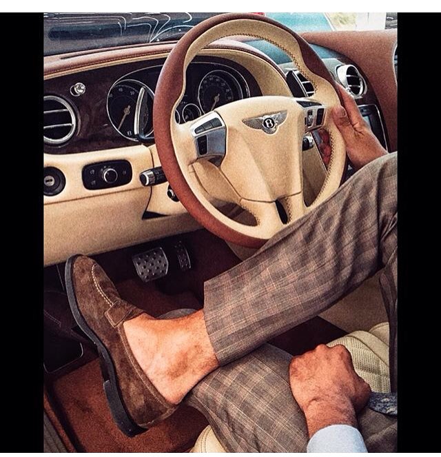 AndreaVenturaFi's tweet photo. Special Thanks to Alessandro Gori Bentley Milano @McLaren_milano #andreaventura #shoes #bentley #milano #luxury https://t.co/WNxJ9jhI9u