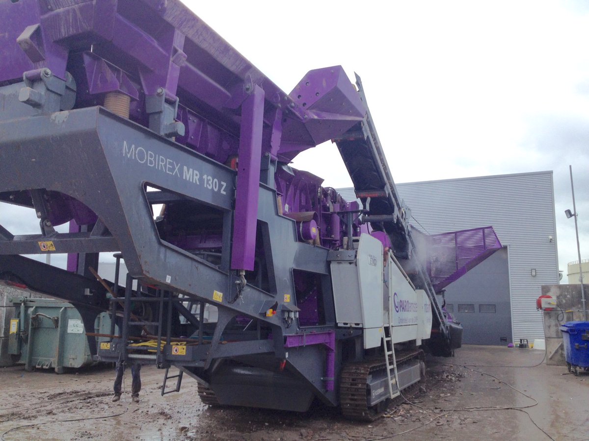 RuudSeverijns's tweet photo. De Mobirex MR130Z  EVO2 breker van @PARO_Amsterdam staat er weer netjes onderhouden bij. https://t.co/O9w9DiMmU1