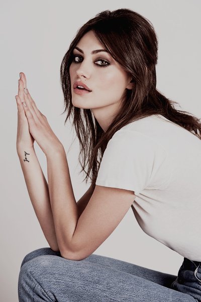 DesidedByYou11's tweet photo. Ashley Benson - RT
Phoebe Tonkin - LIKE https://t.co/bMNb1mIsVP